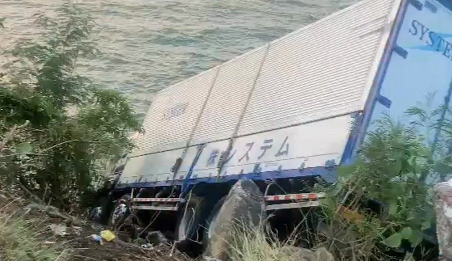 Truck nahulog sa bangin sa Quezon