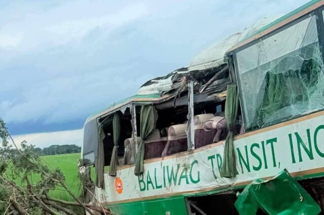 2 patay sa tumagilid ang bus sa palayan