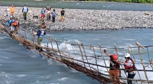 15 guro nasagip sa rumaragasang ilog