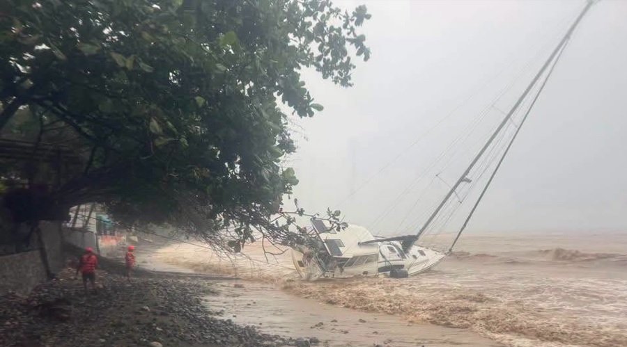 Yate sumadsad sa dalampasigan ng Batangas