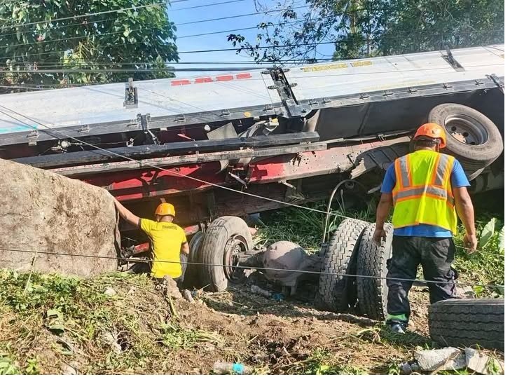2 patay, 1 sugatan sa trak na bumangga sa poste